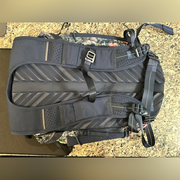 Lululemon Run All Day Backpack Floral #0137 - Picture 3 of 7